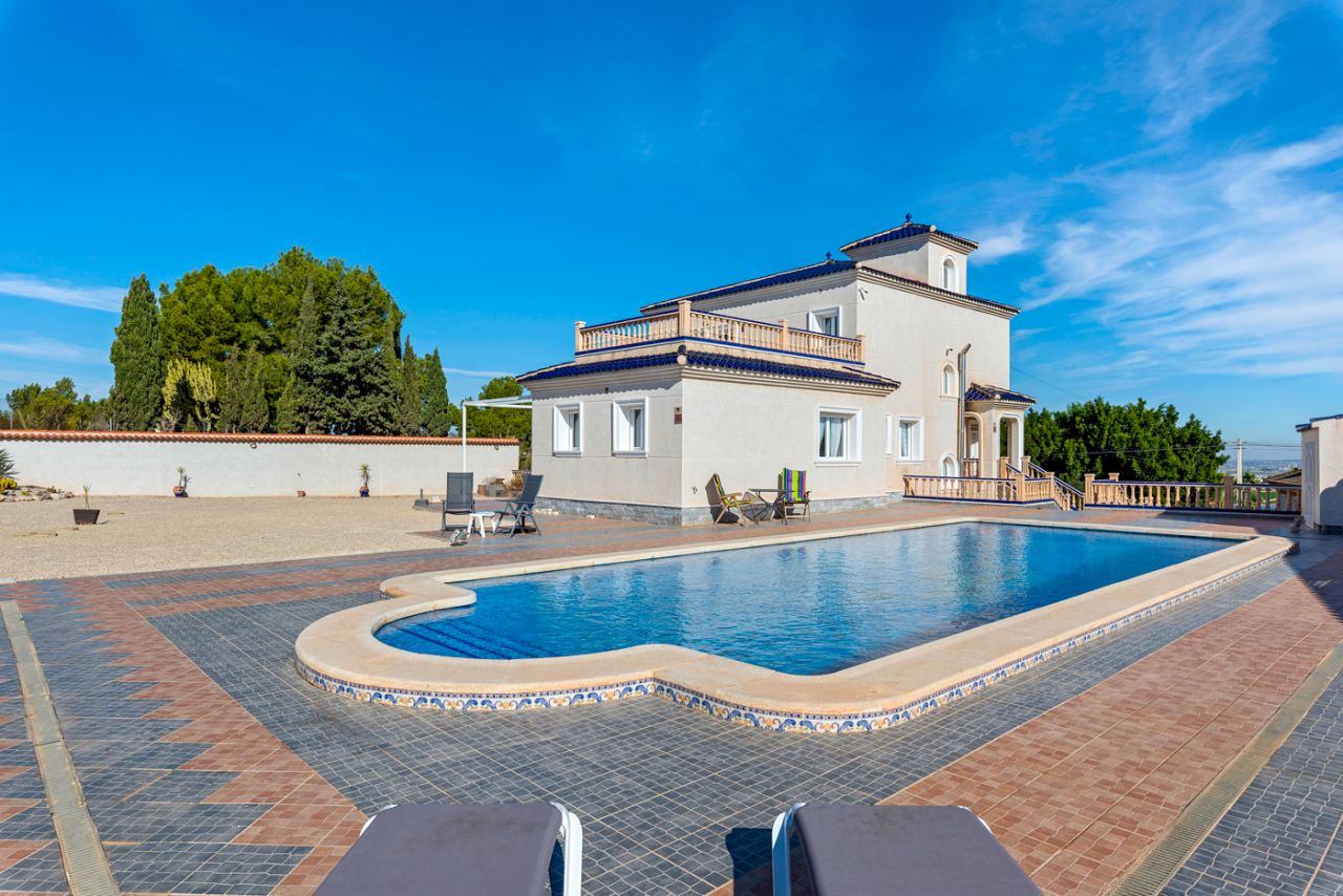 Villa in Almoradi, Alicante, Spain 4 bedrooms, 380 sq.m. No. 91738