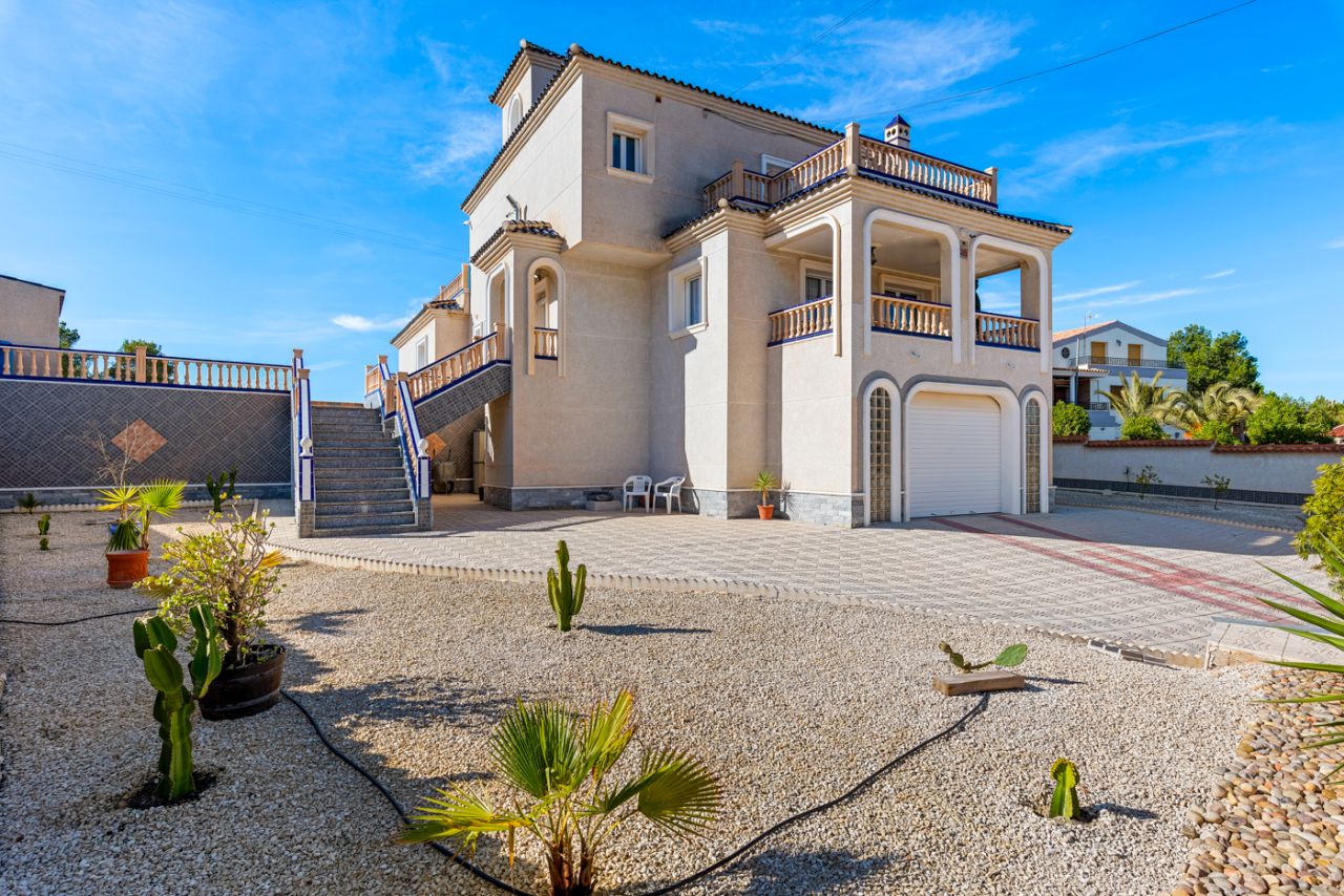 Villa in Almoradi, Alicante, Spain 4 bedrooms, 380 sq.m. No. 91738