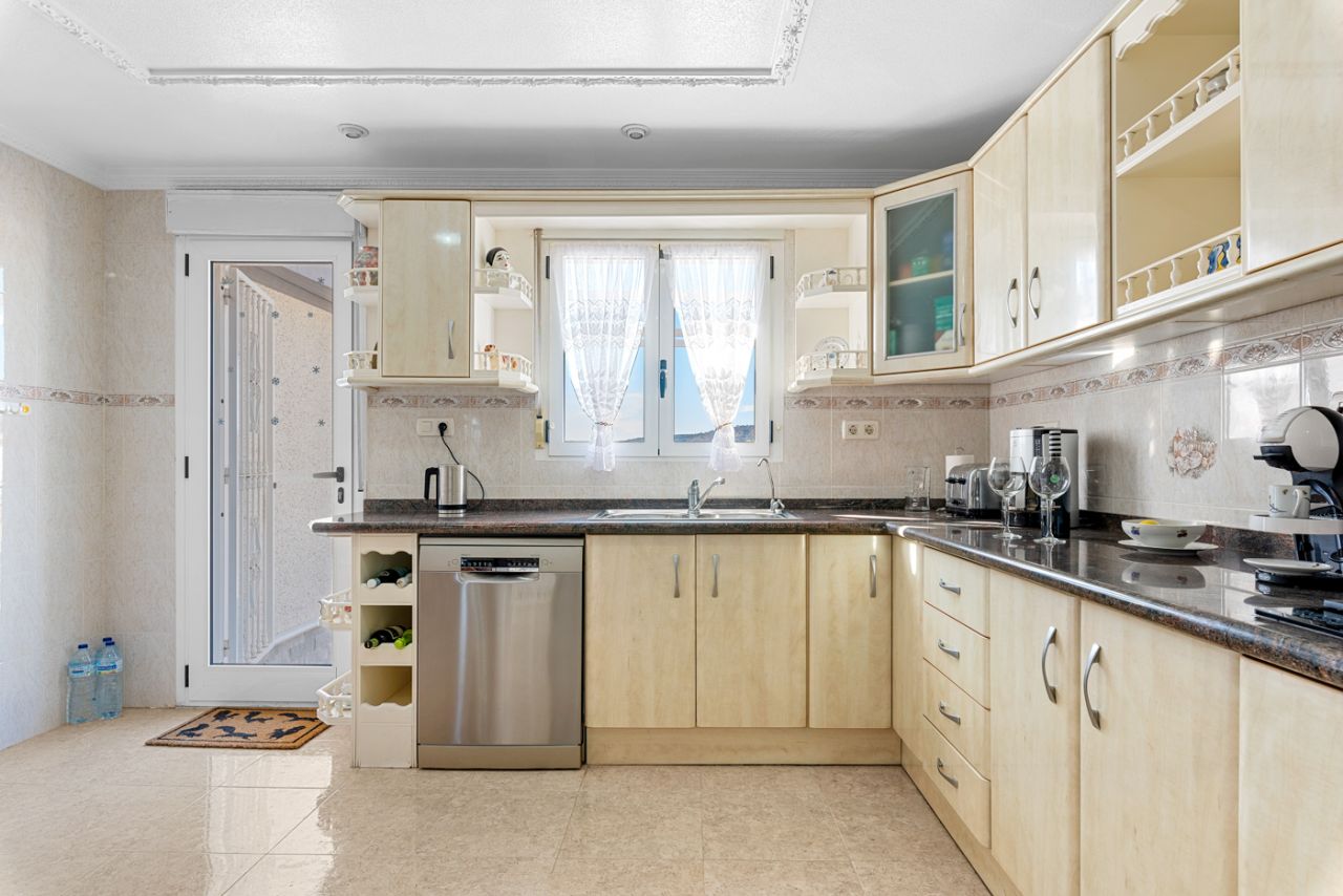 Villa in Almoradi, Alicante, Spain 4 bedrooms, 380 sq.m. No. 91738