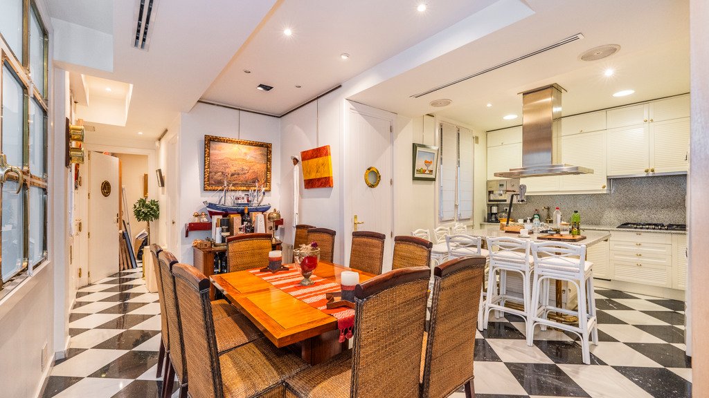 Apartamento en Madrid, España 4 dormitorios, 240.39 m2 No. 107787