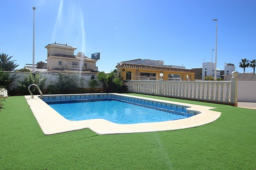 Villa i La Zenia, Alicante, Spanien 4 sovrum, 460 kvm. Nr. 103355