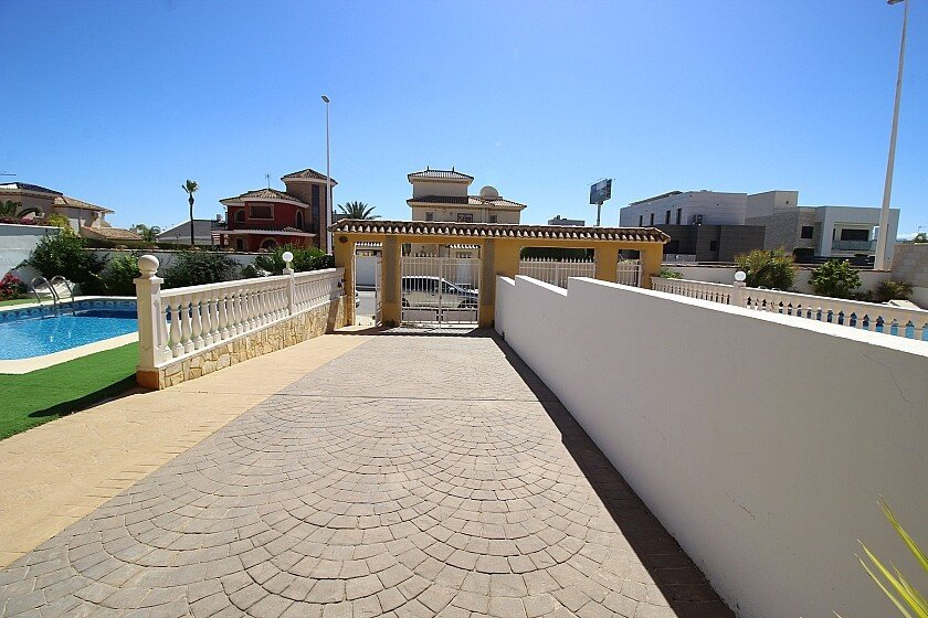 Villa i La Zenia, Alicante, Spanien 4 sovrum, 460 kvm. Nr. 103355
