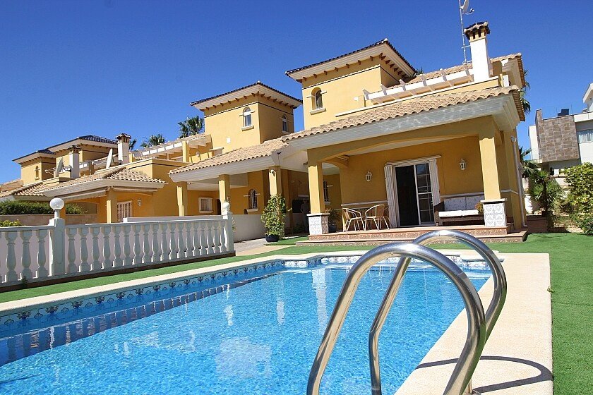 Villa i La Zenia, Alicante, Spanien 4 sovrum, 460 kvm. Nr. 103355