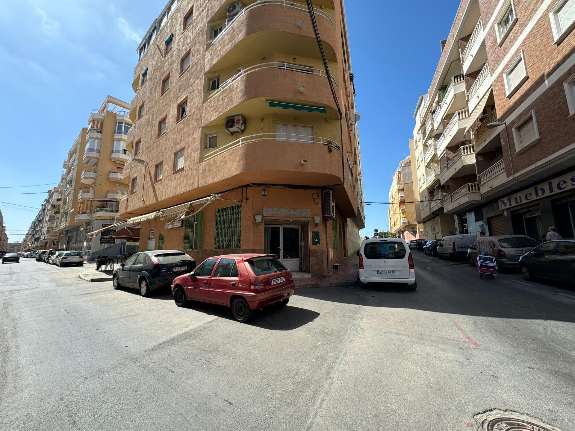 Commercial property à Torrevieja, Alicante, Espagne 118 m2 No. 117123
