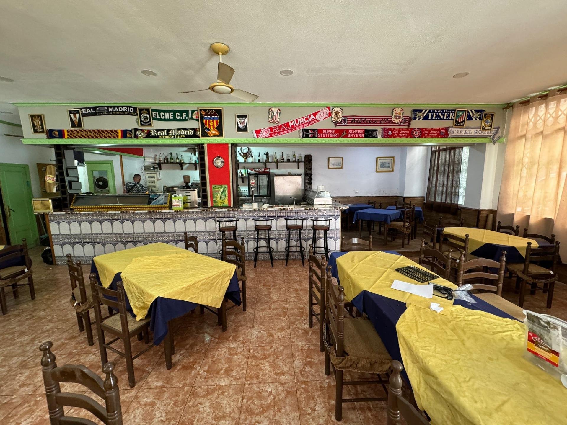Commercial property à Torrevieja, Alicante, Espagne 118 m2 No. 117123