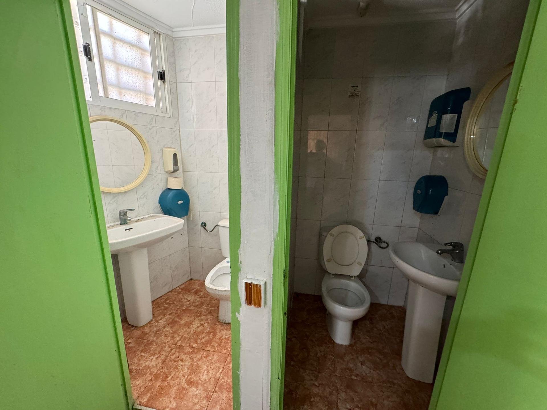 Commercial property à Torrevieja, Alicante, Espagne 118 m2 No. 117123