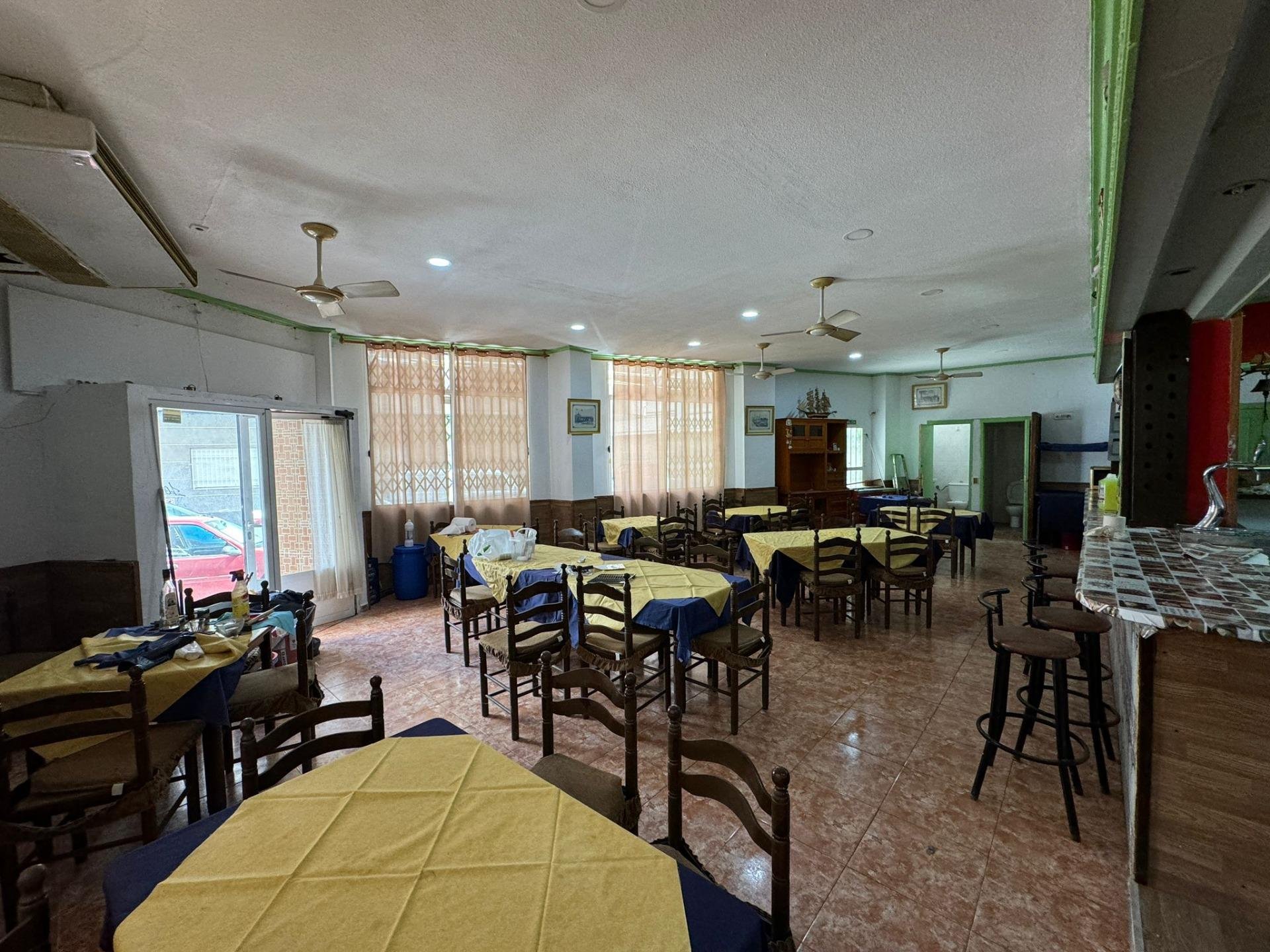 Commercial property à Torrevieja, Alicante, Espagne 118 m2 No. 117123