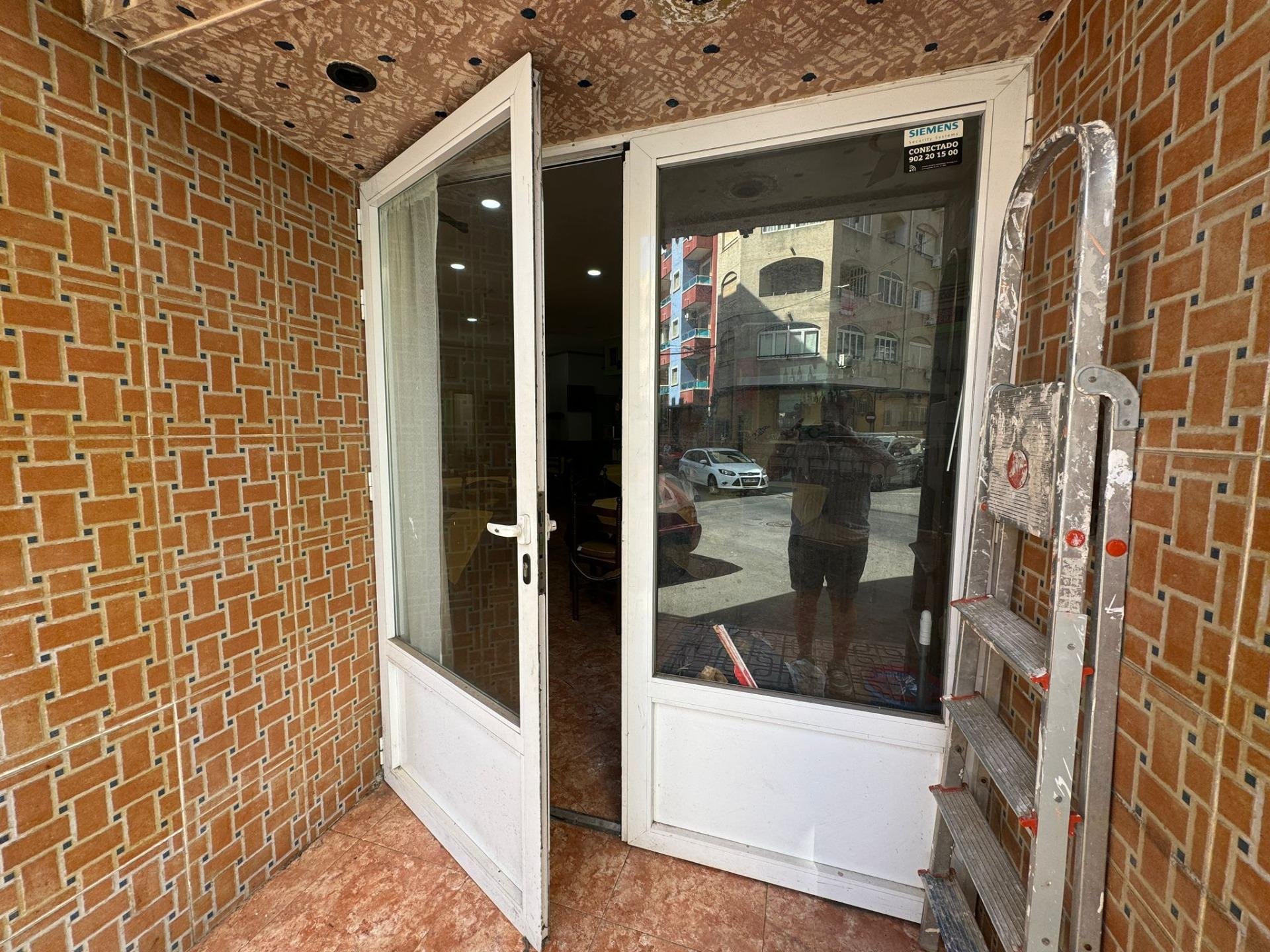 Commercial property à Torrevieja, Alicante, Espagne 118 m2 No. 117123