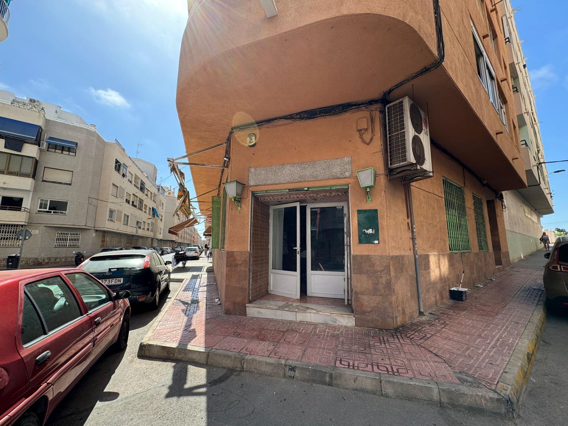 Commercial property à Torrevieja, Alicante, Espagne 118 m2 No. 117123