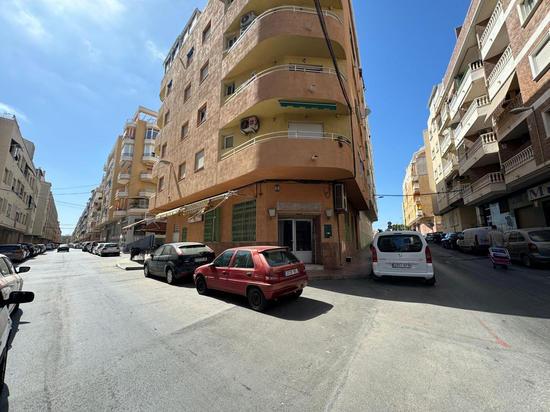 Commercial property à Torrevieja, Alicante, Espagne 118 m2 No. 117123