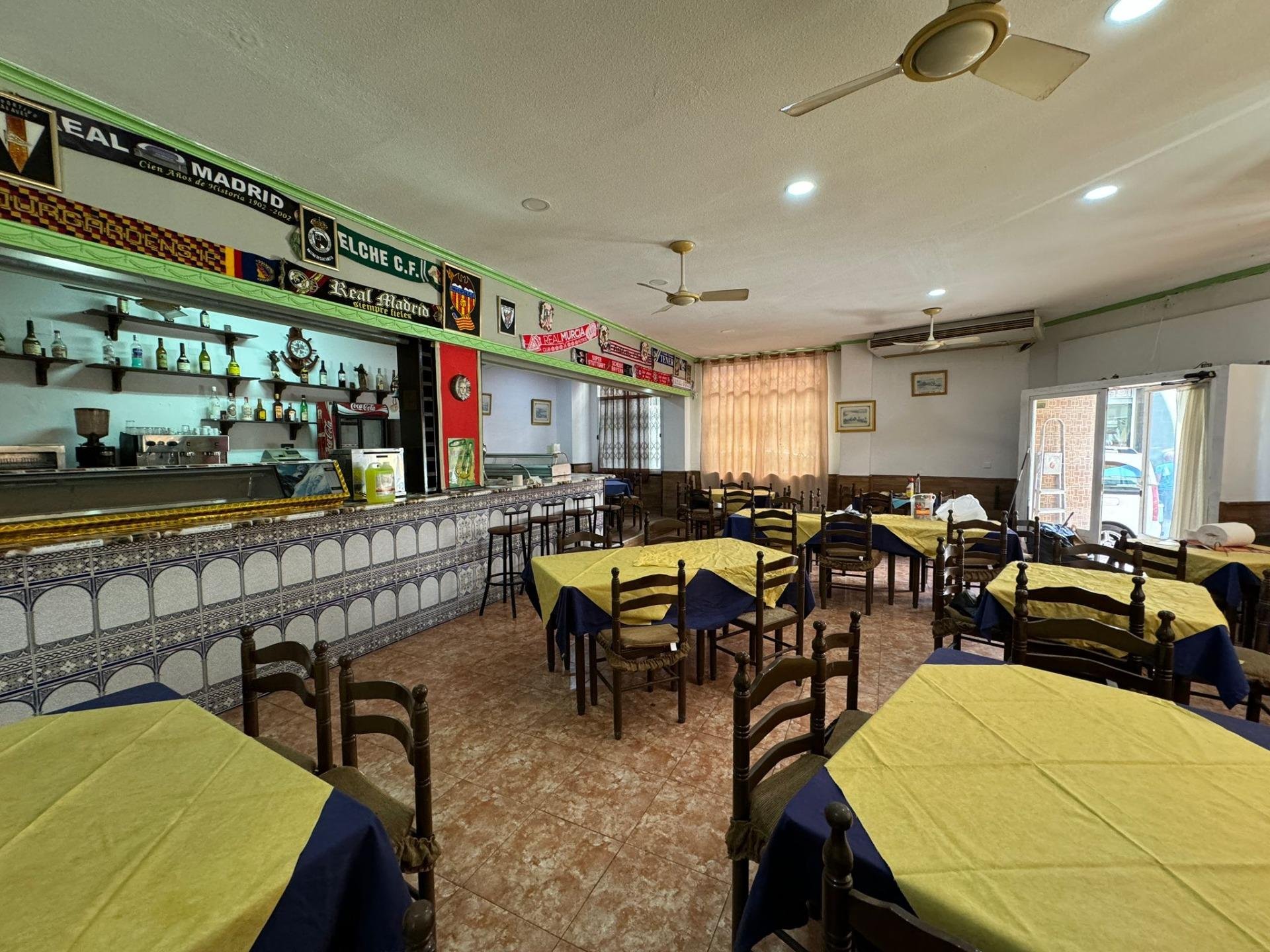 Commercial property à Torrevieja, Alicante, Espagne 118 m2 No. 117123