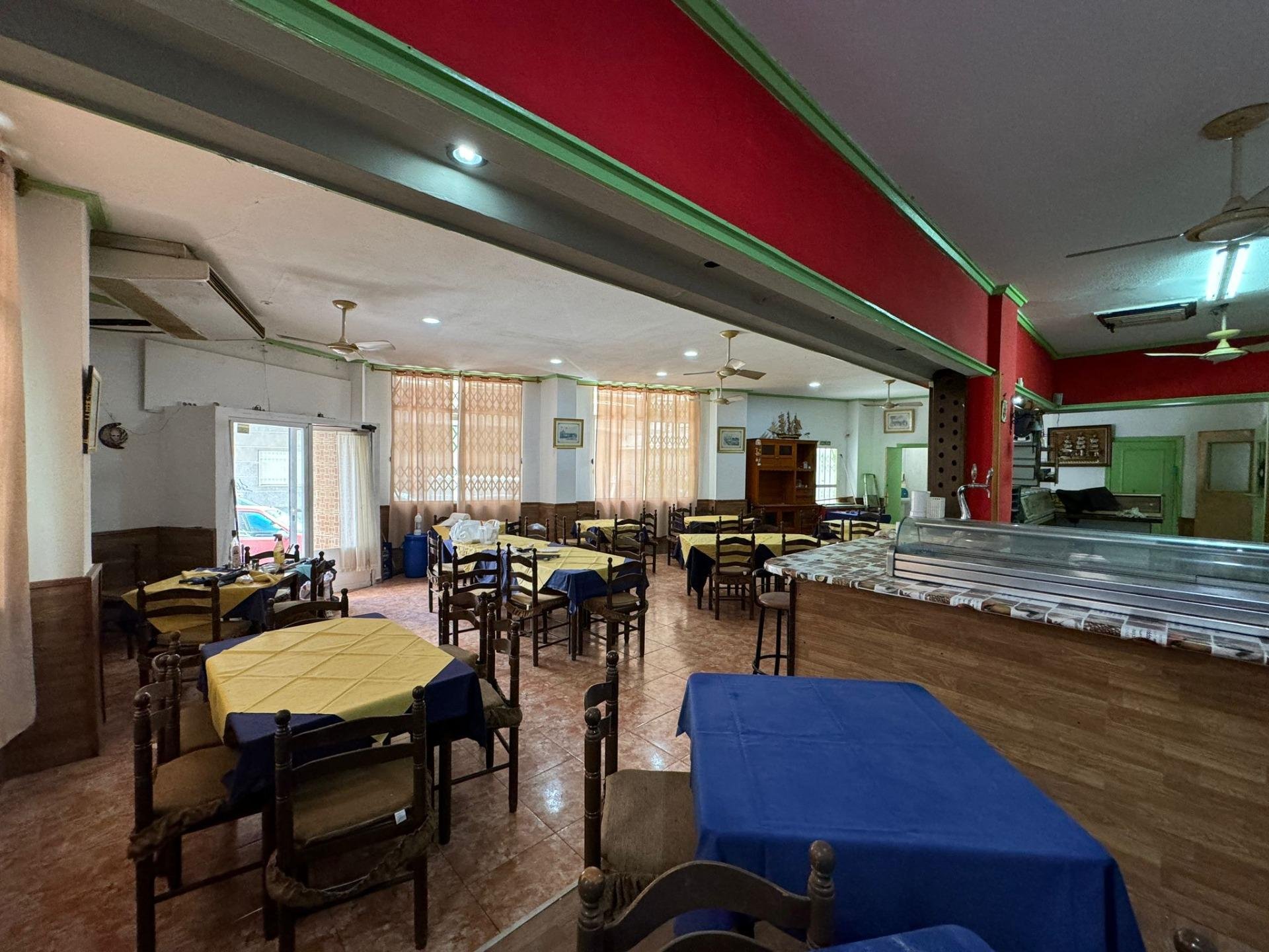 Commercial property à Torrevieja, Alicante, Espagne 118 m2 No. 117123