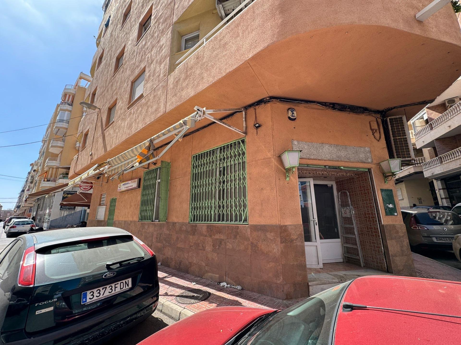 Commercial property à Torrevieja, Alicante, Espagne 118 m2 No. 117123