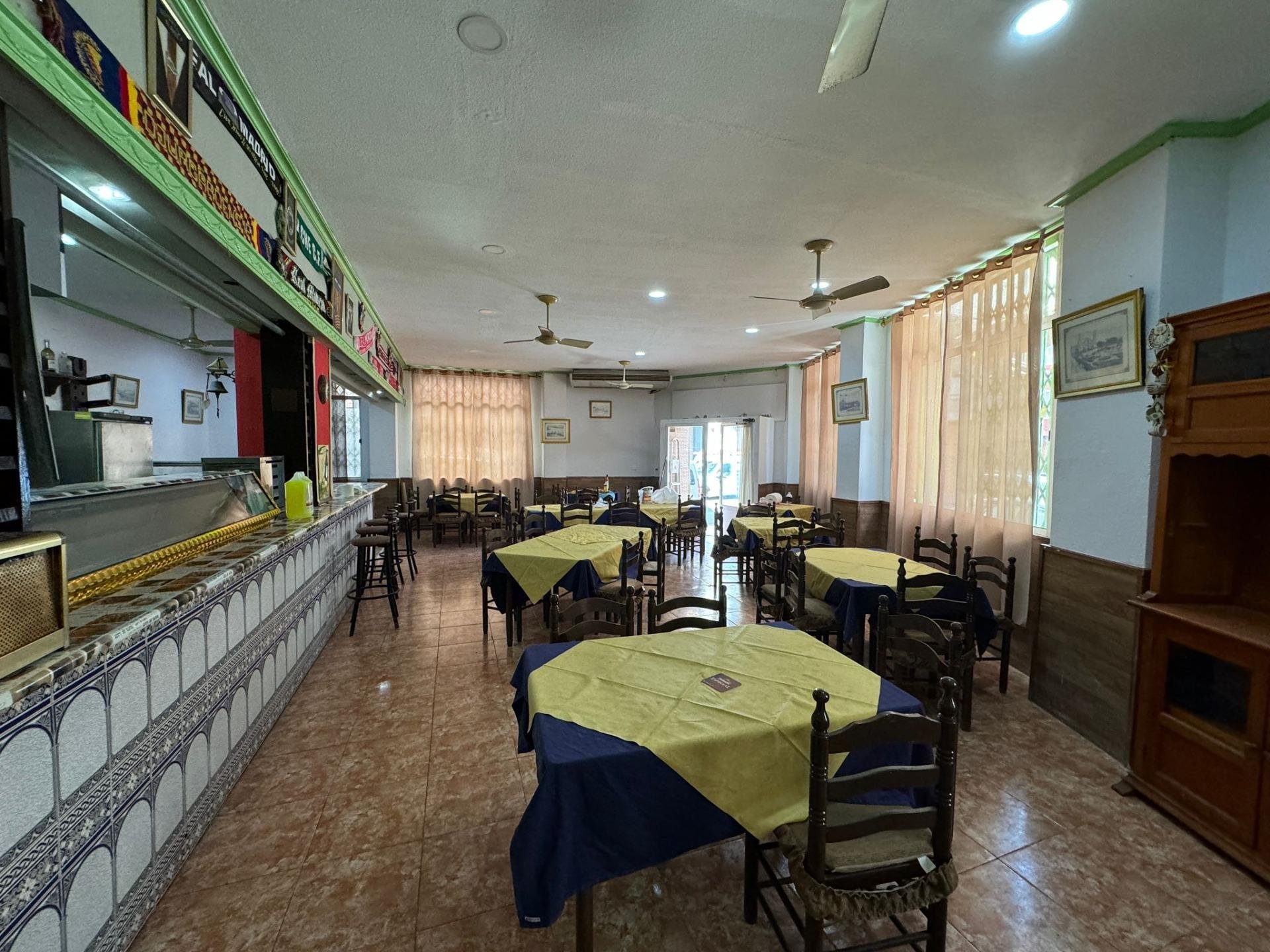 Commercial property à Torrevieja, Alicante, Espagne 118 m2 No. 117123