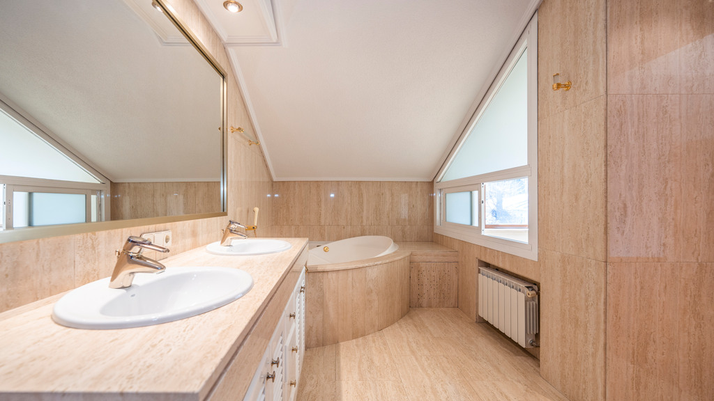 Hus i Madrid, Spanien 6 sovrum, 500 kvm. Nr. 105721