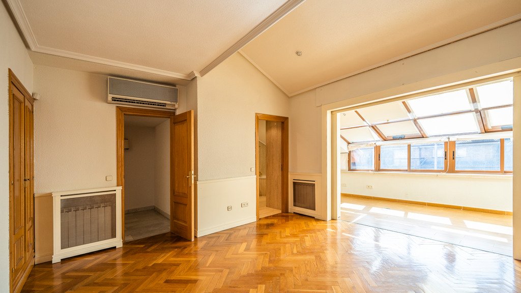 Hus i Madrid, Spanien 6 sovrum, 500 kvm. Nr. 105721