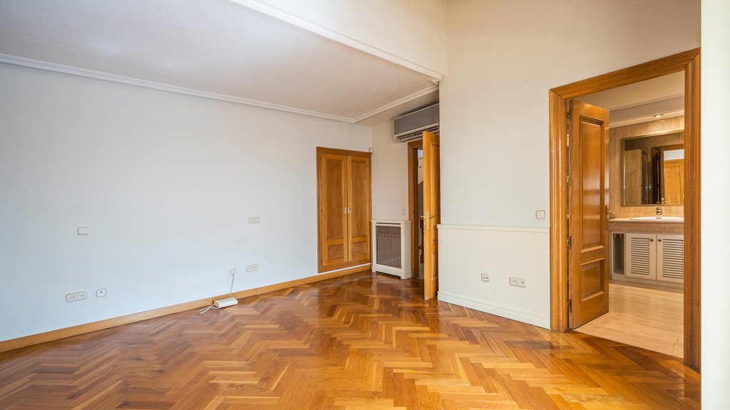 Hus i Madrid, Spanien 6 sovrum, 500 kvm. Nr. 105721