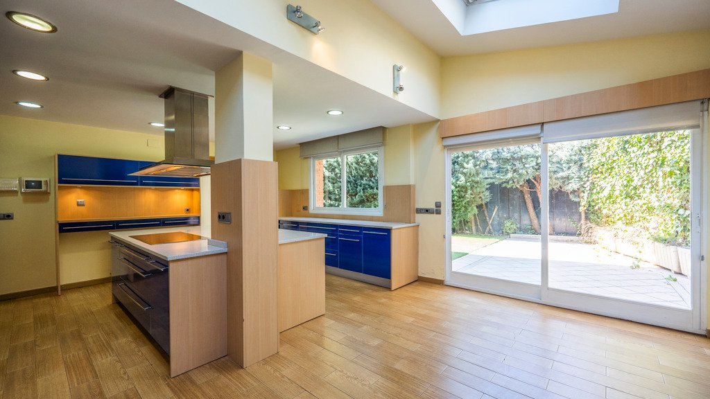 Hus i Madrid, Spanien 6 sovrum, 500 kvm. Nr. 105721