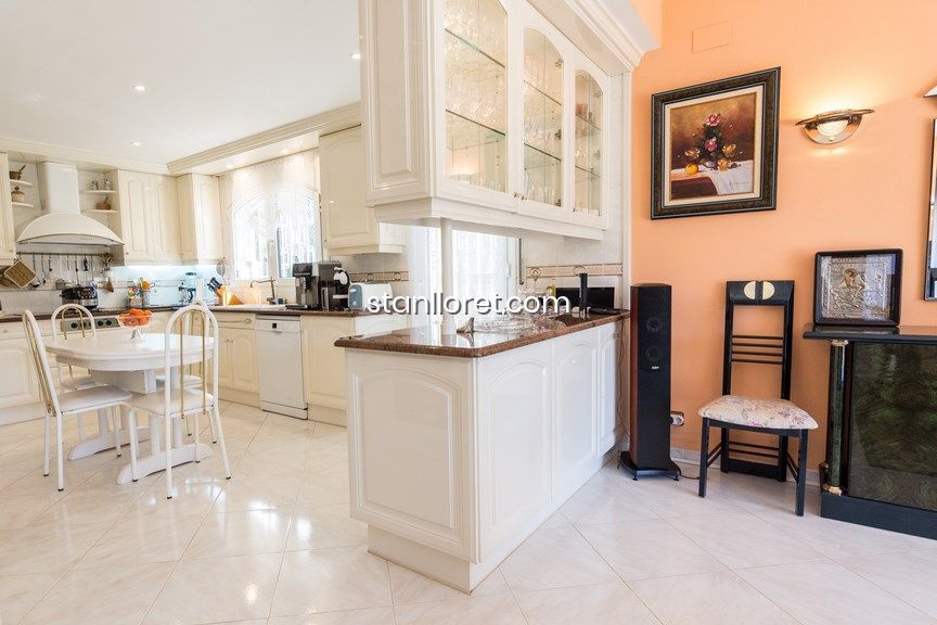 Willa w Blanes, Girona, Hiszpania 4 sypialnie, 455 mkw. nr 104039