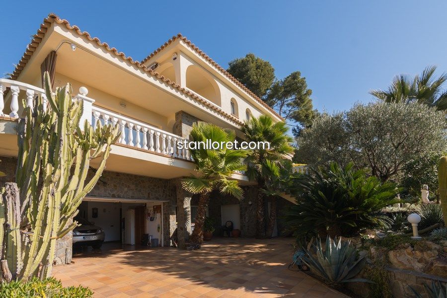 Willa w Blanes, Girona, Hiszpania 4 sypialnie, 455 mkw. nr 104039
