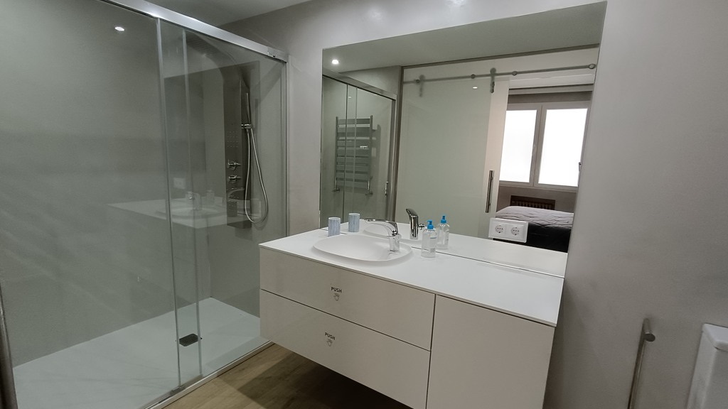 Apartamento en Madrid, España 2 dormitorios, 156 m2 No. 93631