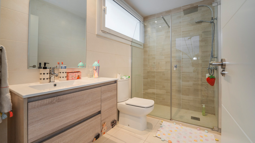 Villetta a schiera a Madrid, Spagna 4 camere da letto, 303 mq. N° 104138