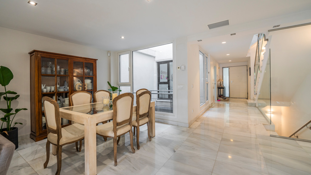 Villetta a schiera a Madrid, Spagna 4 camere da letto, 303 mq. N° 104138