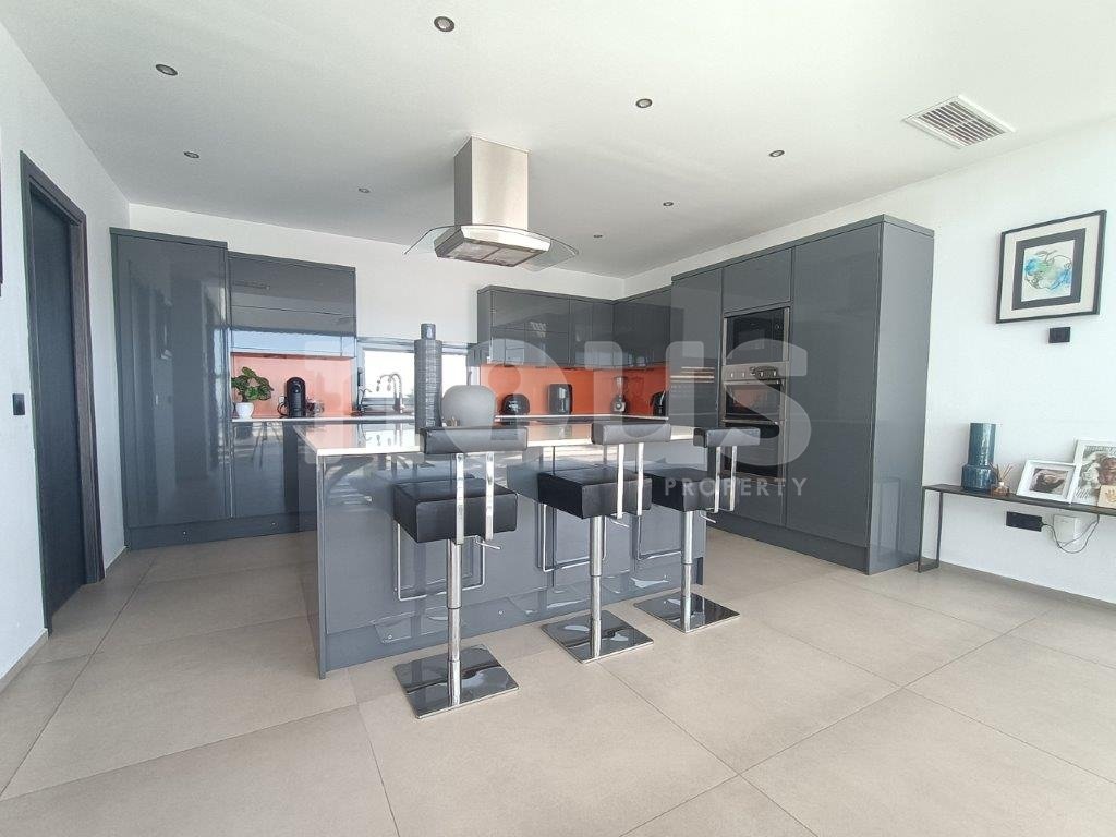 Villa i Torviscas, Tenerife, Spanien 4 sovrum, 472 kvm. Nr. 103033