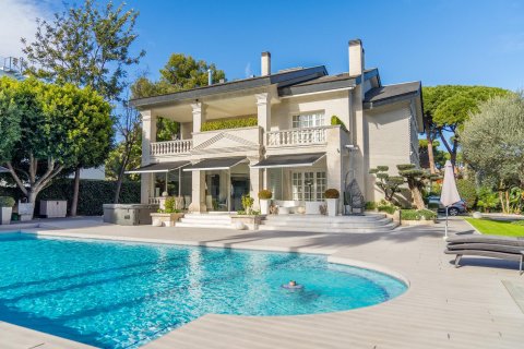 Talo Castelldefels, Barcelona, Espanja 7 makuuhuonetta, 642 m2 No. 23031