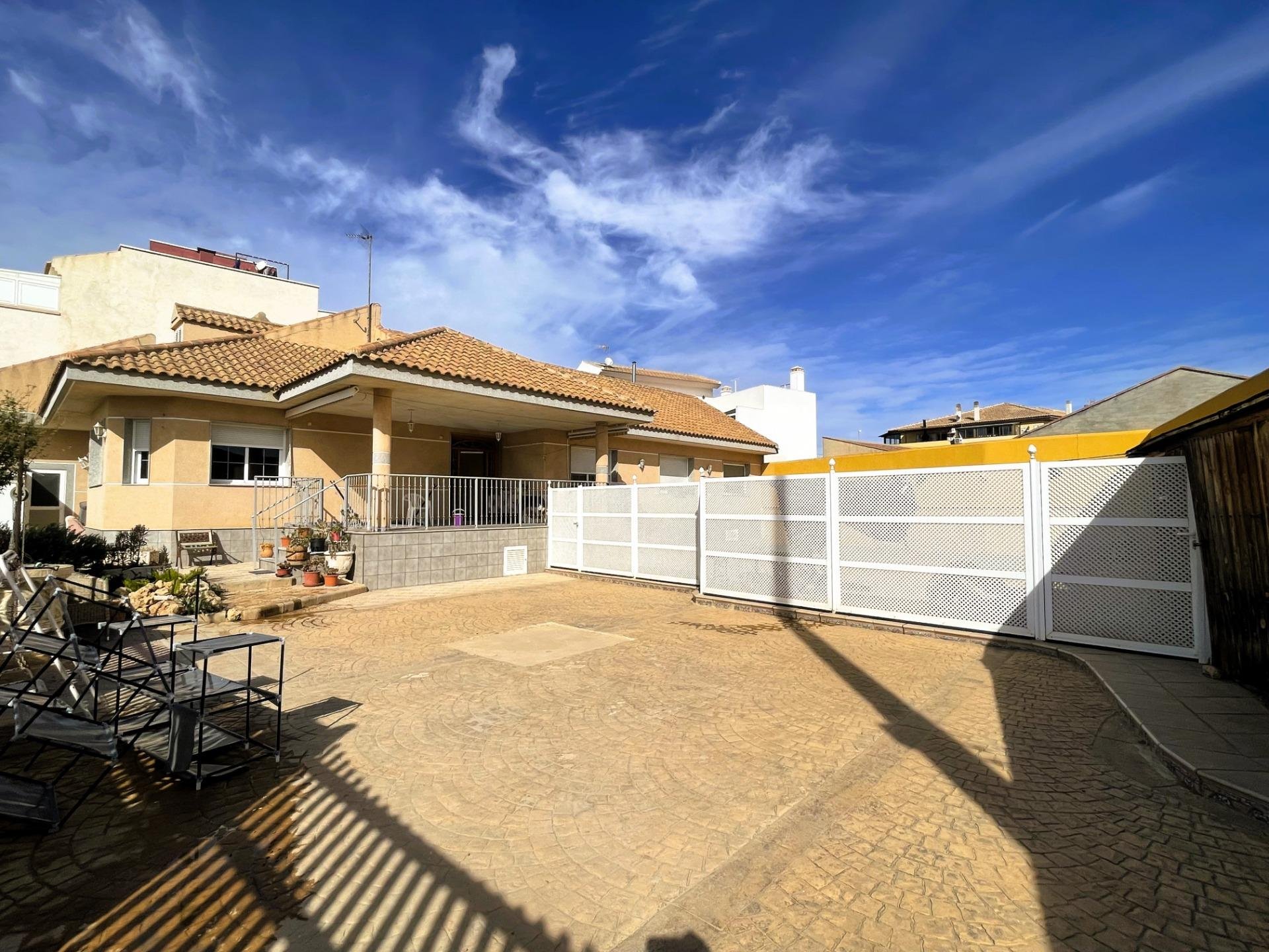 Villa a Pilar de la Horadada, Alicante, Spagna 5 camere da letto, 223 mq. N° 92115