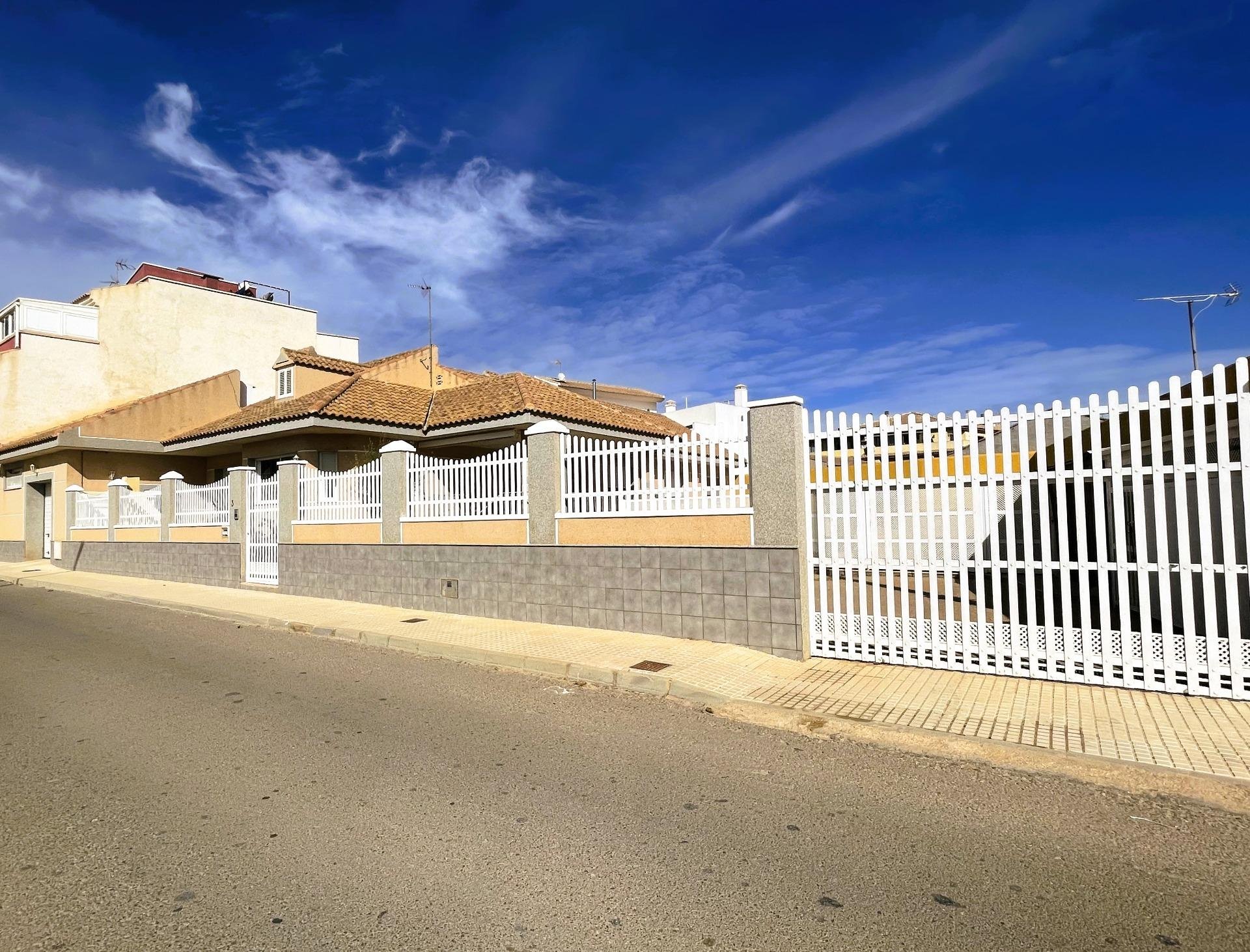 Villa a Pilar de la Horadada, Alicante, Spagna 5 camere da letto, 223 mq. N° 92115