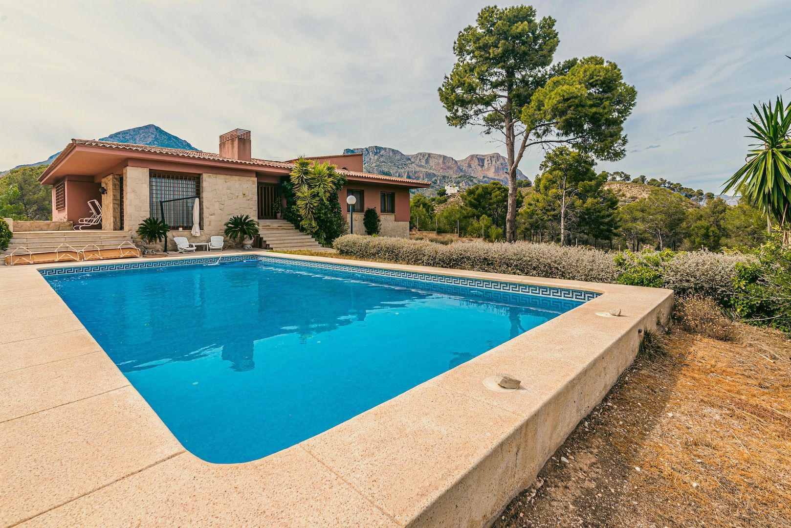 Dom w La Nucia, Alicante, Hiszpania 5 sypialni, 350 mkw. nr 95533