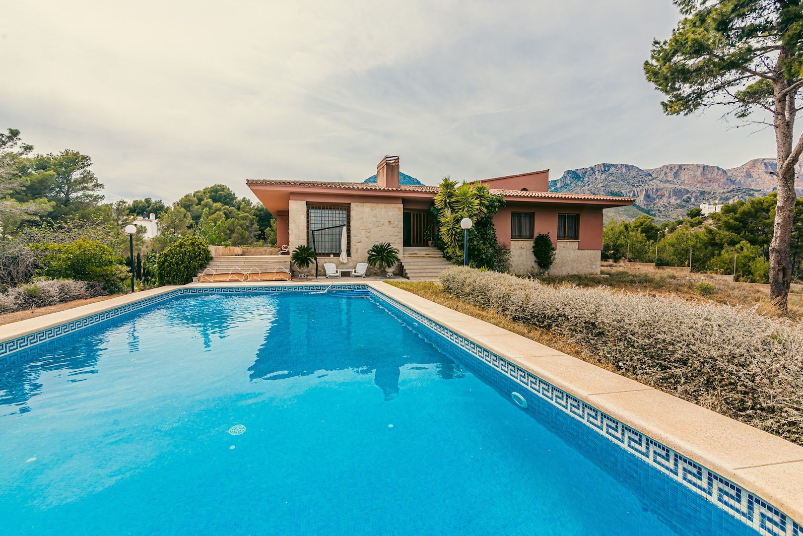Dom w La Nucia, Alicante, Hiszpania 5 sypialni, 350 mkw. nr 95533