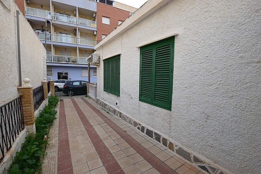 Villa à Torrevieja, Alicante, Espagne 4 chambres, 180 m2 No. 103604