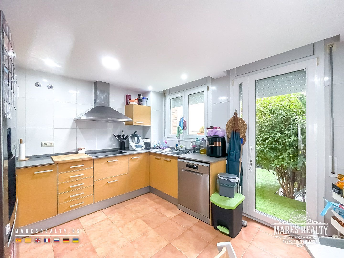 Kaupunkipientalo Canet de Mar, Barcelona, Espanja 4 makuuhuonetta, 299 m2 No. 117638