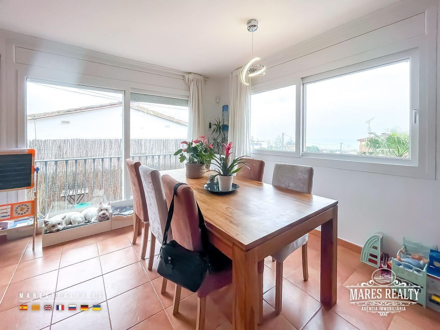 Kaupunkipientalo Canet de Mar, Barcelona, Espanja 4 makuuhuonetta, 299 m2 No. 117638