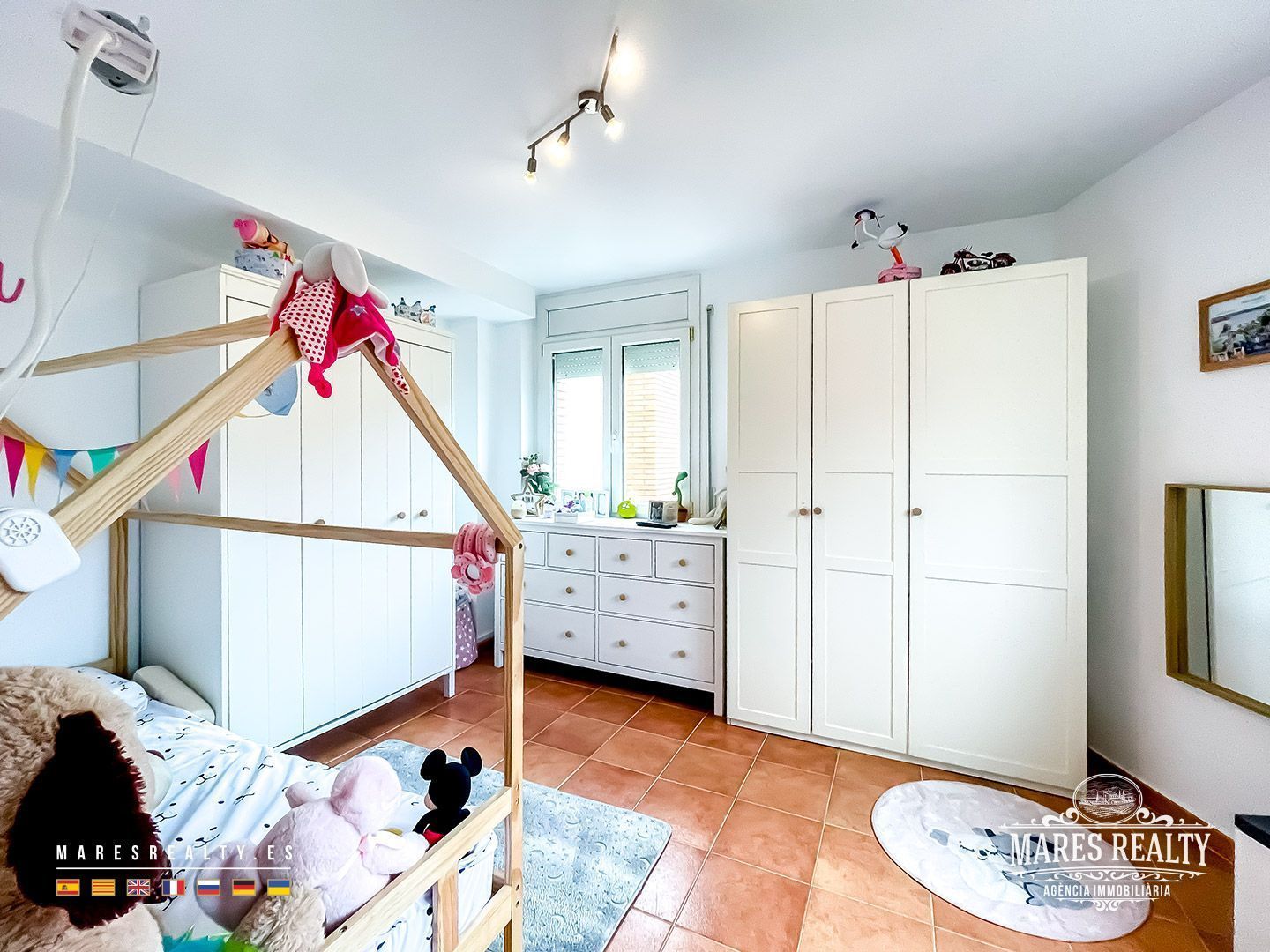 Kaupunkipientalo Canet de Mar, Barcelona, Espanja 4 makuuhuonetta, 299 m2 No. 117638