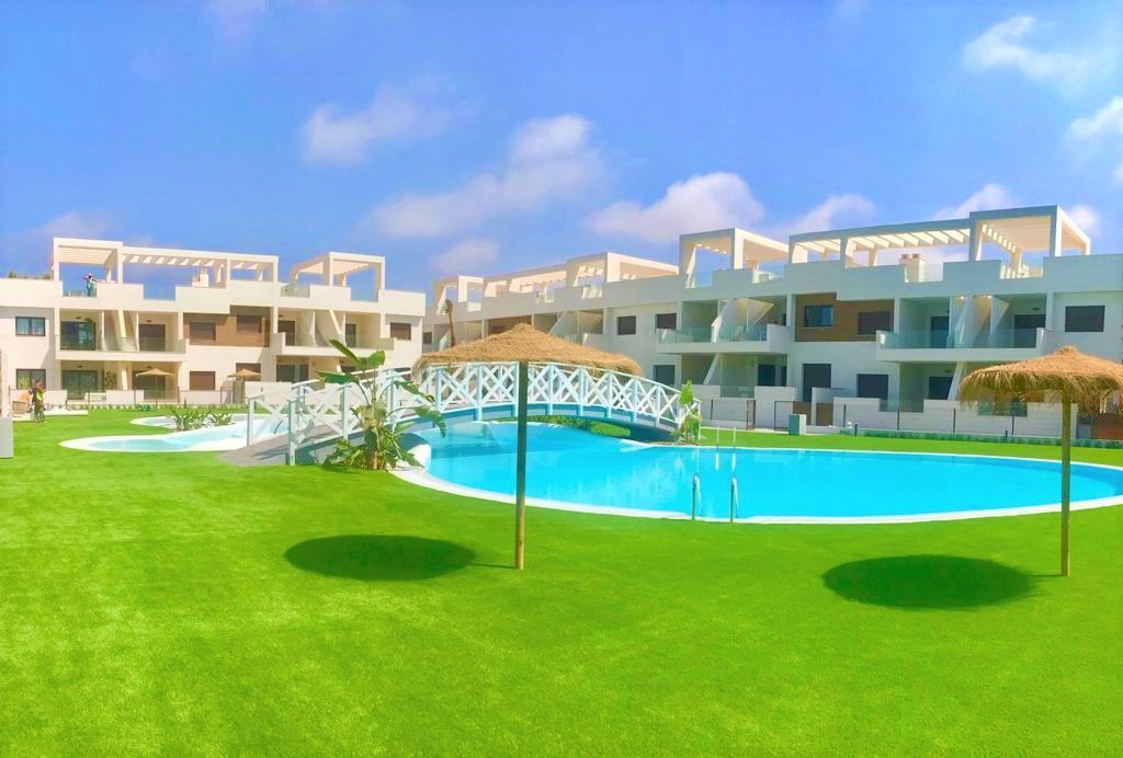 Bungalow en Torrevieja, Alicante, España 2 dormitorios, 146 m2 No. 95723
