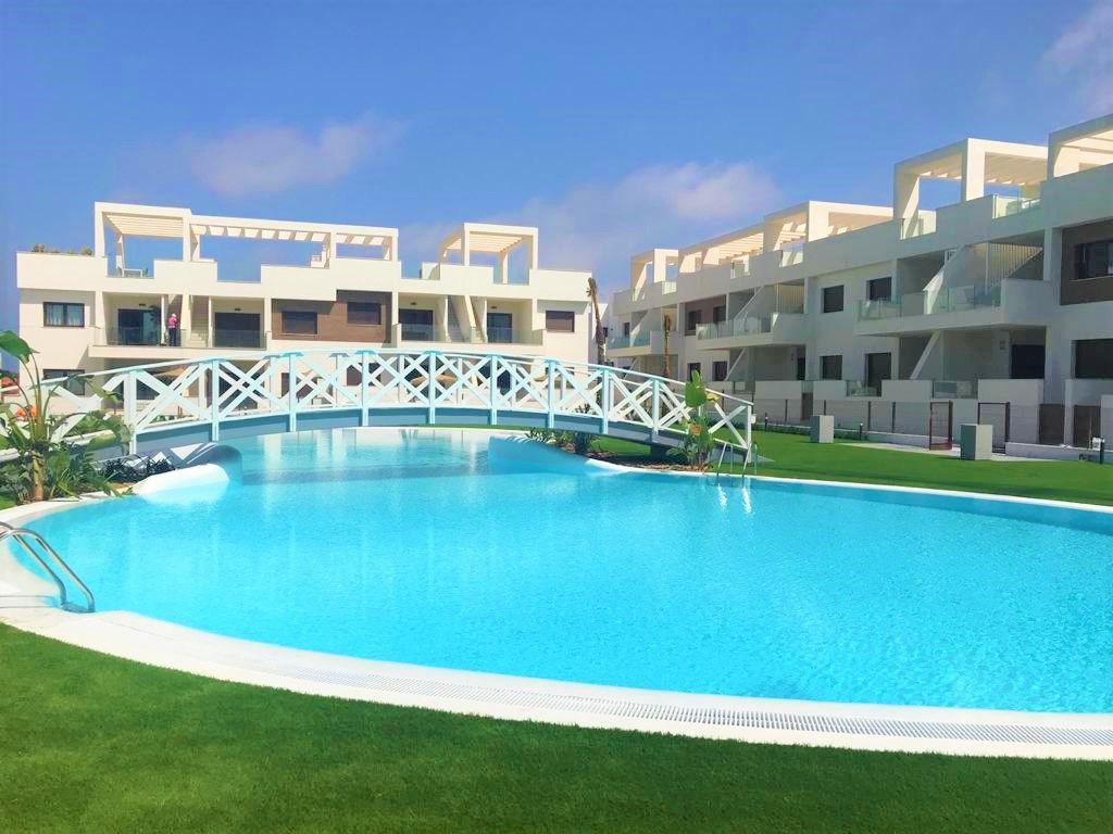 Bungalow en Torrevieja, Alicante, España 2 dormitorios, 146 m2 No. 95723