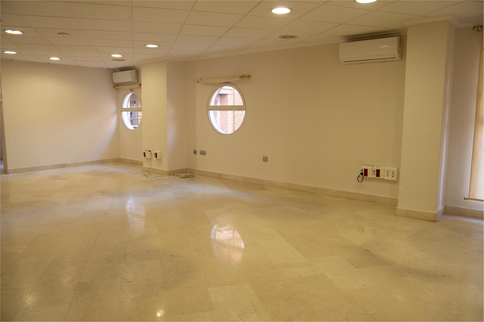Commercial property in Alicante, Spain 330 sq.m. No. 91712