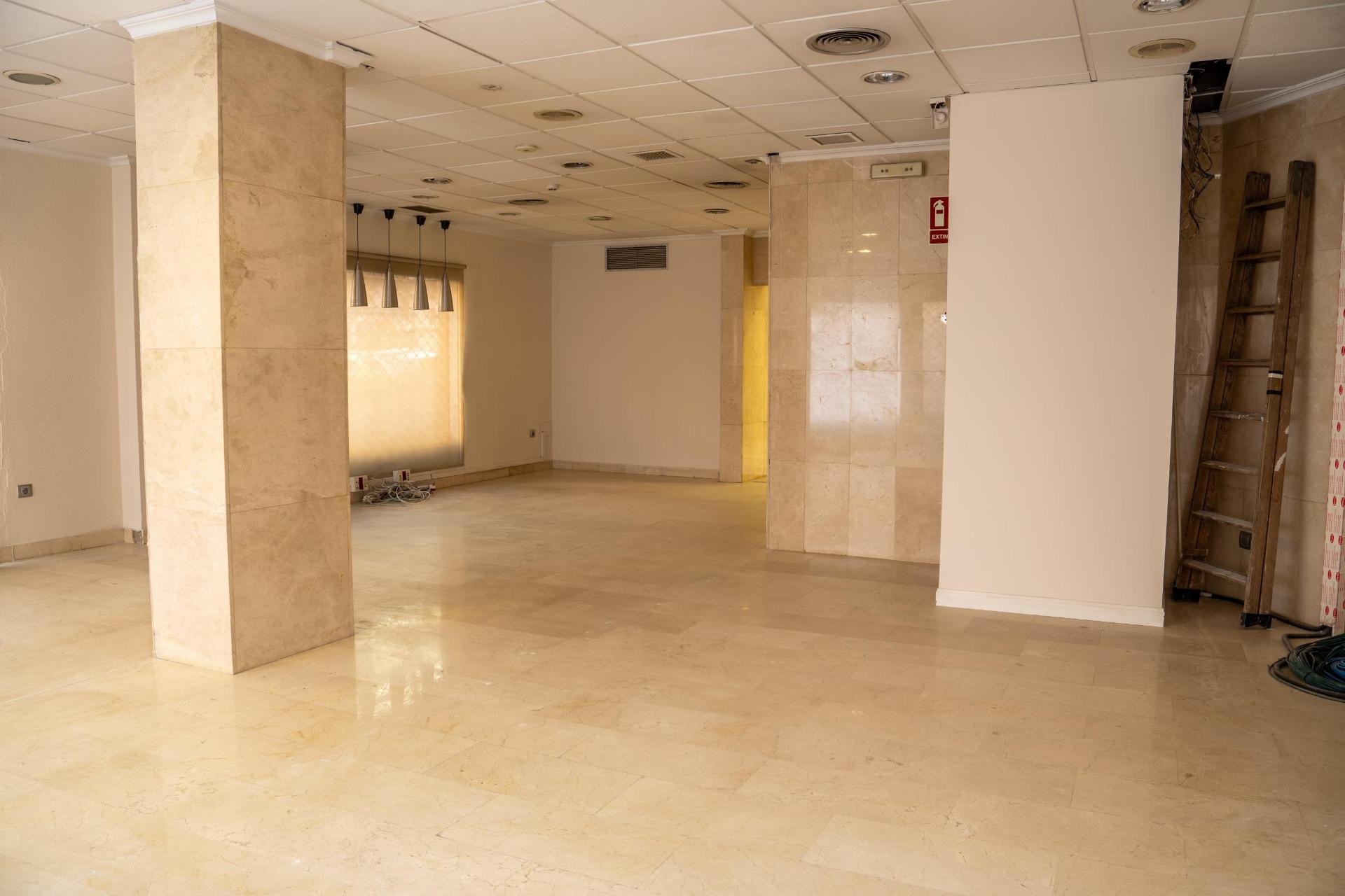 Commercial property in Alicante, Spain 330 sq.m. No. 91712