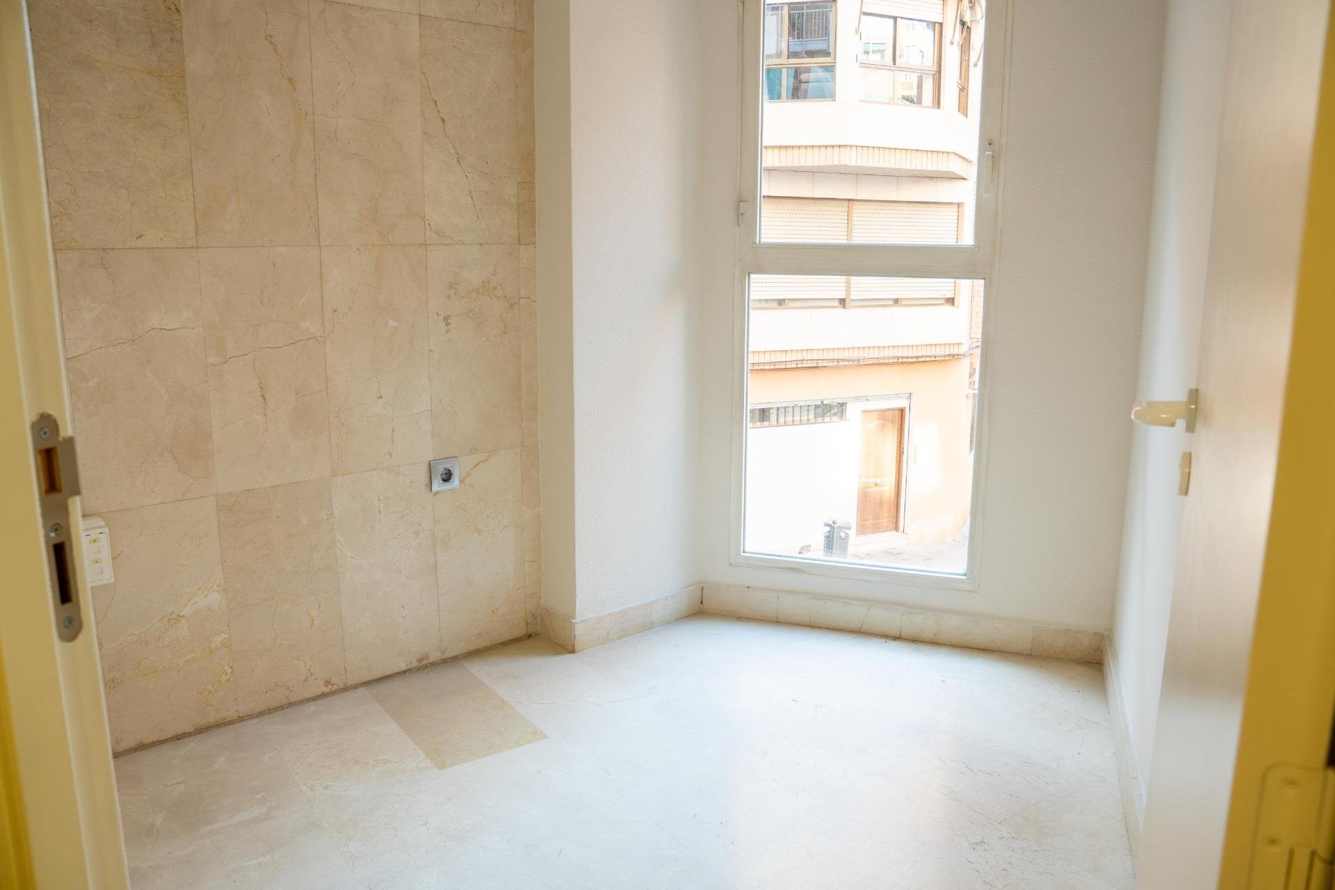Commercial property in Alicante, Spain 330 sq.m. No. 91712