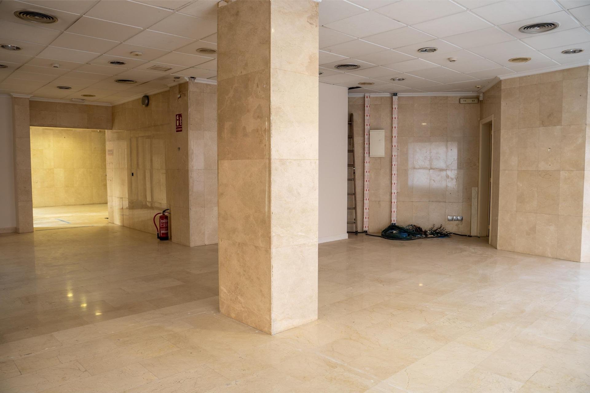 Commercial property in Alicante, Spain 330 sq.m. No. 91712