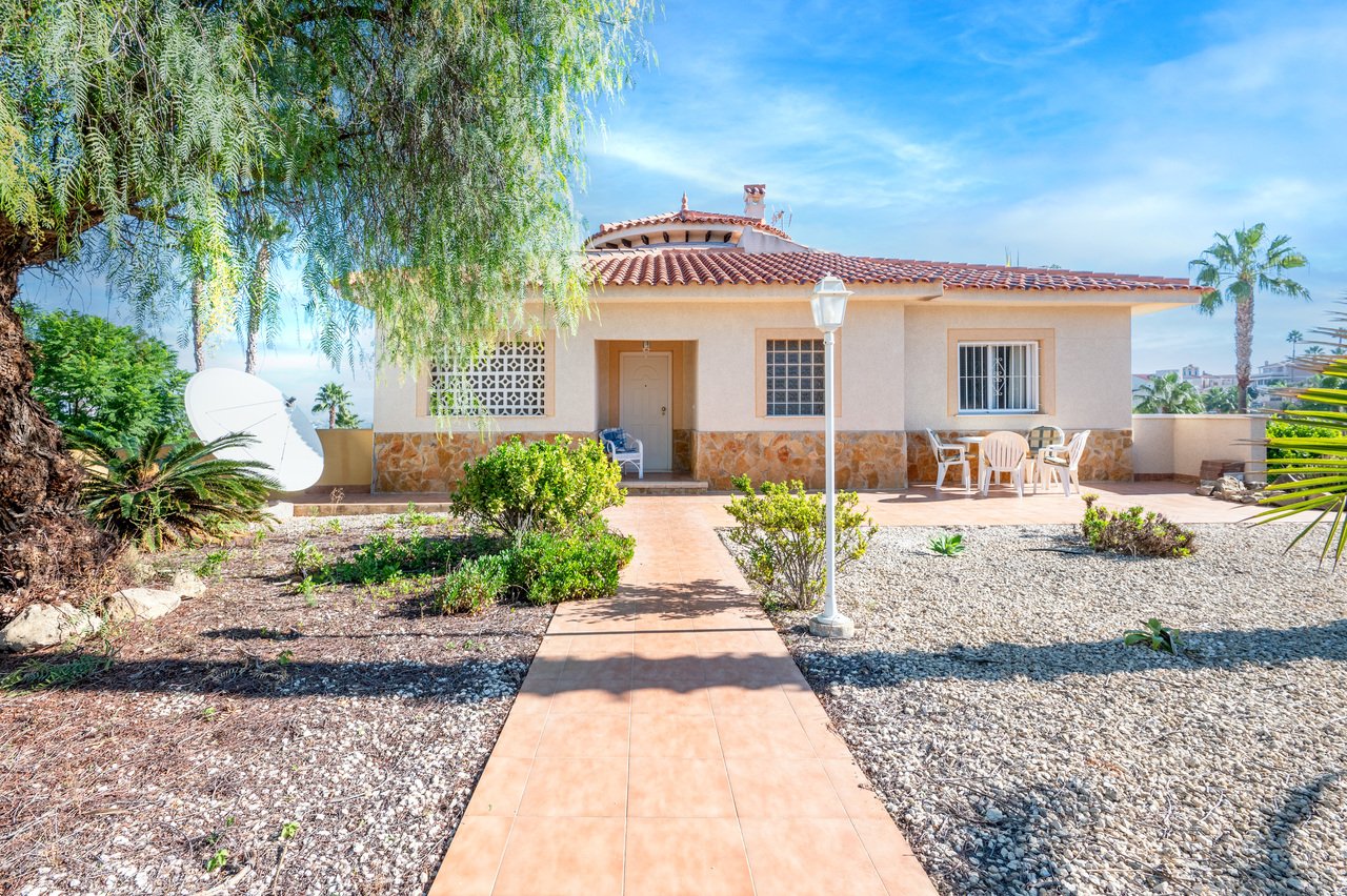 Villa i Algorfa, Alicante, Spanien 4 sovrum, 228 kvm. Nr. 84348