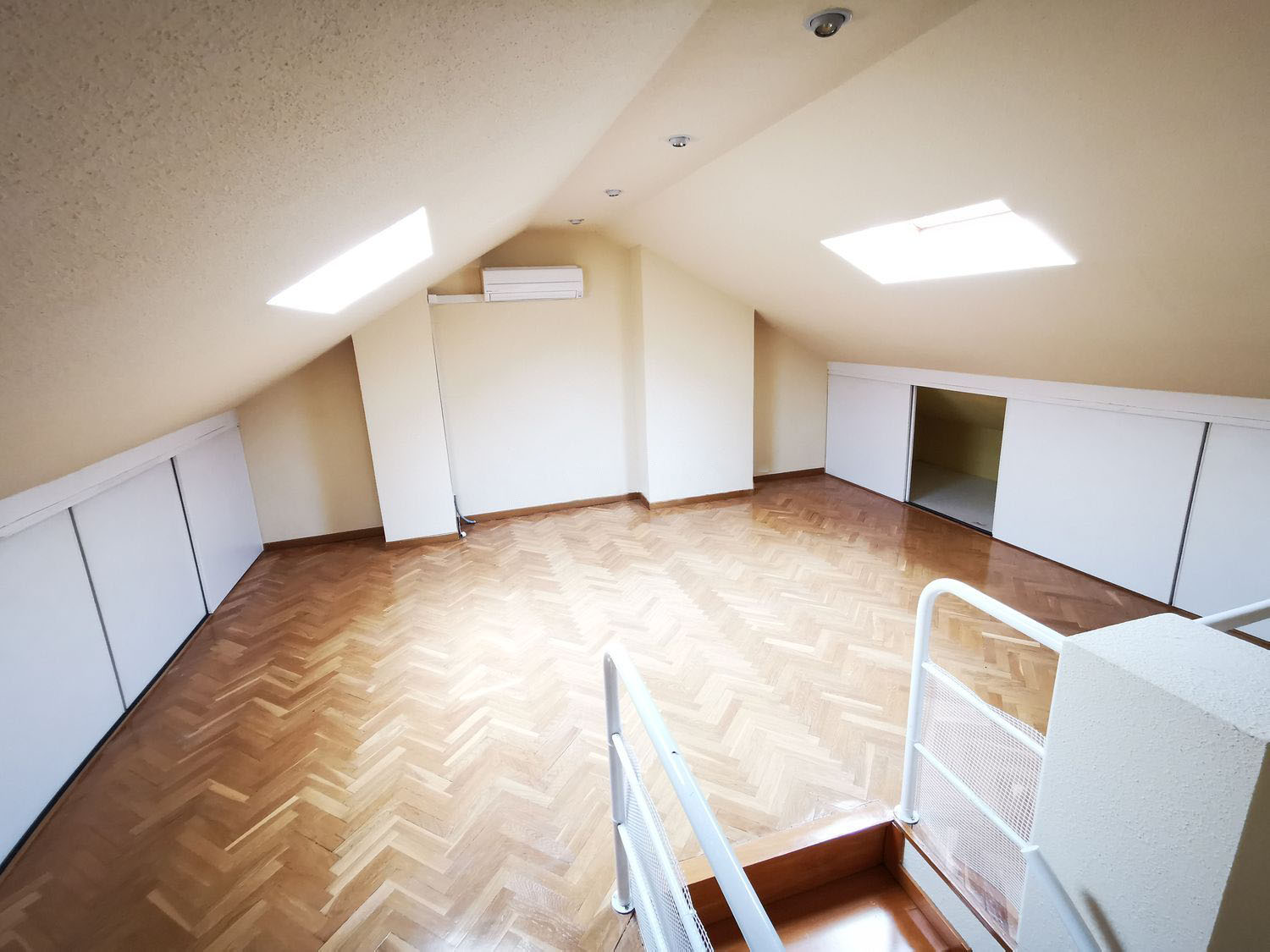 Tvåvåningslägenhet i Madrid, Spanien 4 sovrum, 216 kvm. Nr. 59147