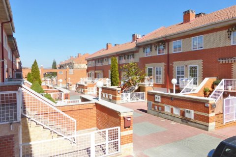 Duplex in Madrid, Spain 4 bedrooms, 216 sq.m. No. 59147