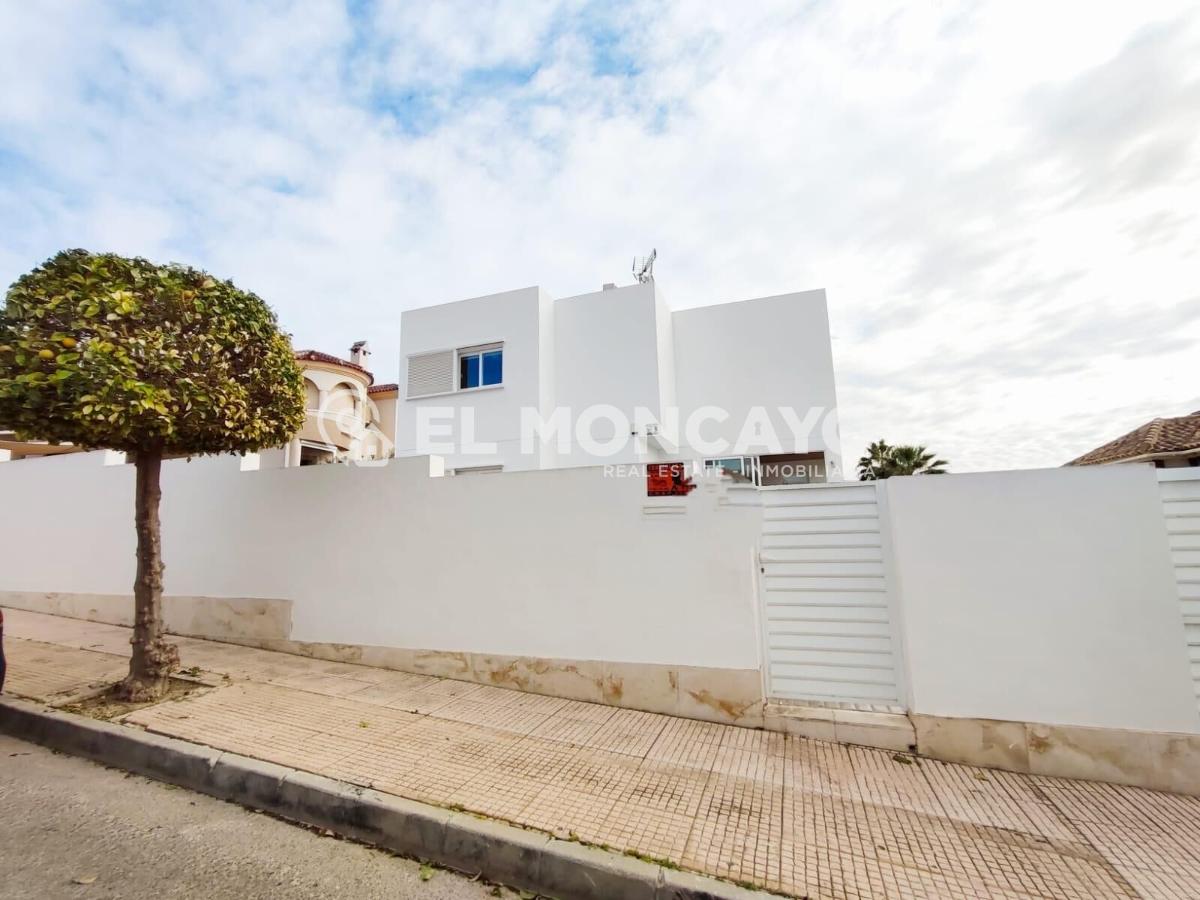Villa in San Fulgencio, Alicante, Spain 9 bedrooms, 354 sq.m. No. 112848