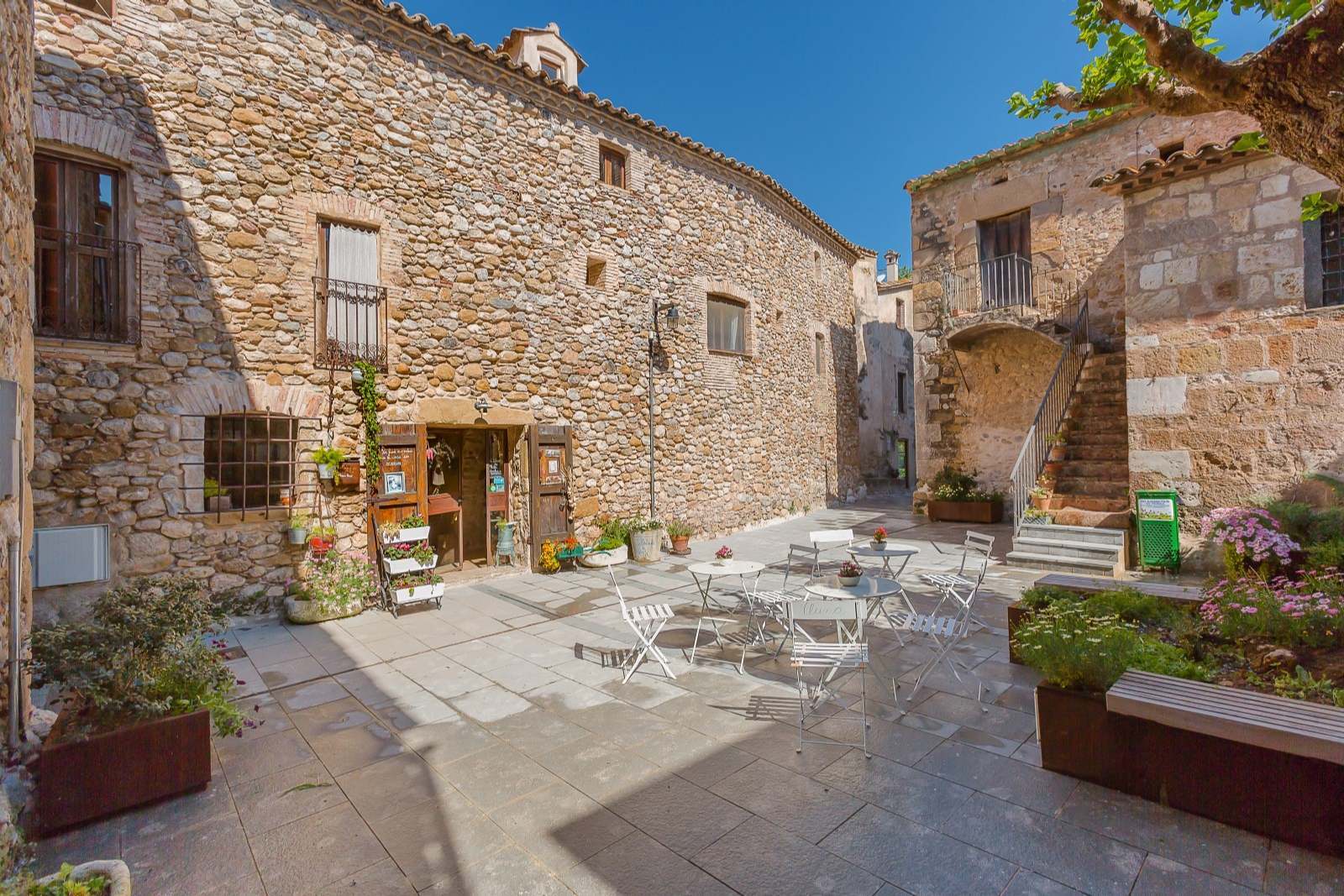 Commercial property in Girona, Spain 8 bedrooms, 727 sq.m. No. 22613