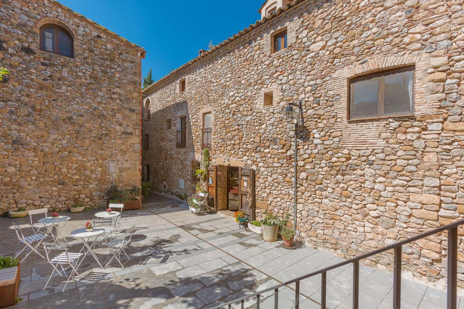 Commercial property in Girona, Spain 8 bedrooms, 727 sq.m. No. 22613