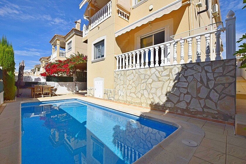 Villa a Villamartin, Alicante, Spagna 3 camere da letto, 155 mq. N° 103522